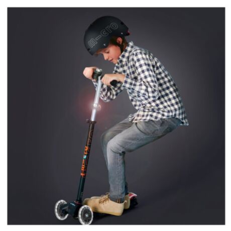 Самокат MICRO серии "Maxi Deluxe LED" - ЧЕРНО-ОРАНЖЕВЫЙ (до 50 kg, трехколесный, свет) MMD143